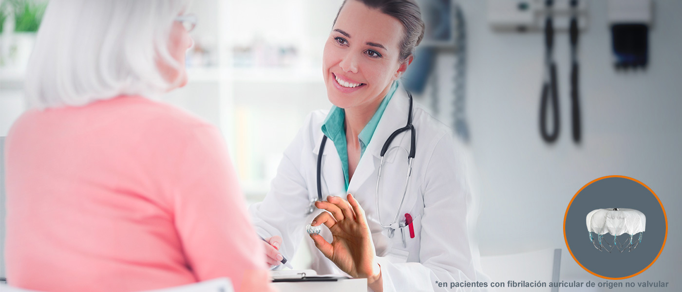 Doctora hablando con una paciente