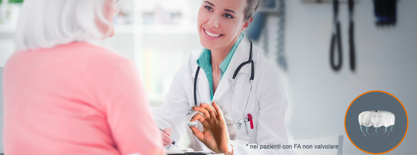Medico donna che parla con una paziente