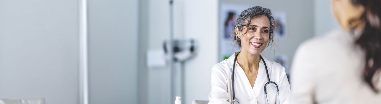 Medico che parla con un paziente